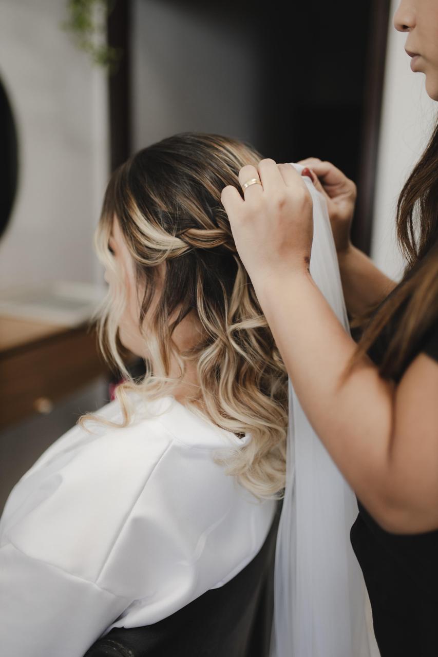 Finalização do véu no penteado da noiva